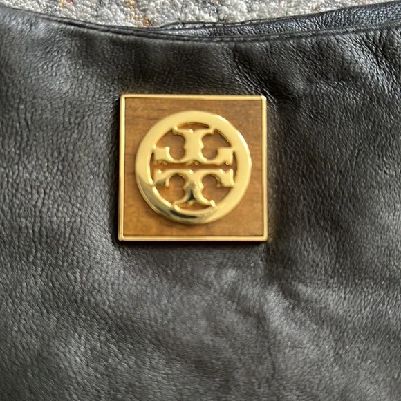 Tory Burch Hobo Bag with detachable mirror and charm. NEVER USED!!!!! 🔥🔥♥️♥️♥️